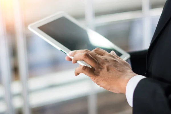 Mann berührt Tablet-Computer mit Händen — Stockfoto