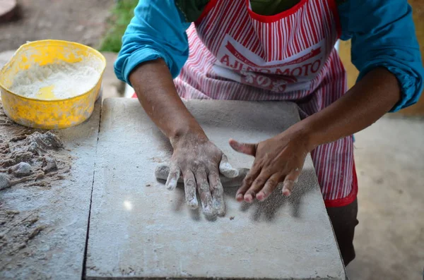 Prozess der Herstellung von lekor, einem traditionellen Lebensmittel in Malaysia — Stockfoto