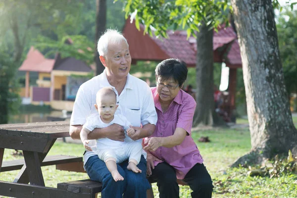 Бабушка и дедушка с внучкой — стоковое фото