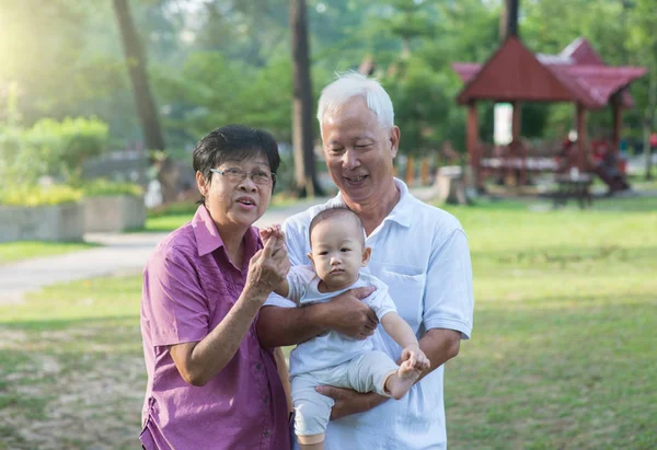 Abuelos chinos sosteniendo nieta — Foto de Stock