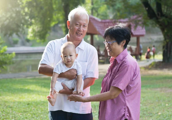 Grand-parents chinois tenant petite-fille — Photo