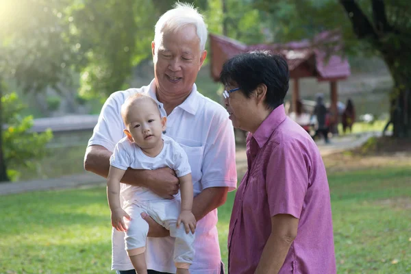 Chinesische Großeltern halten Enkelin — Stockfoto
