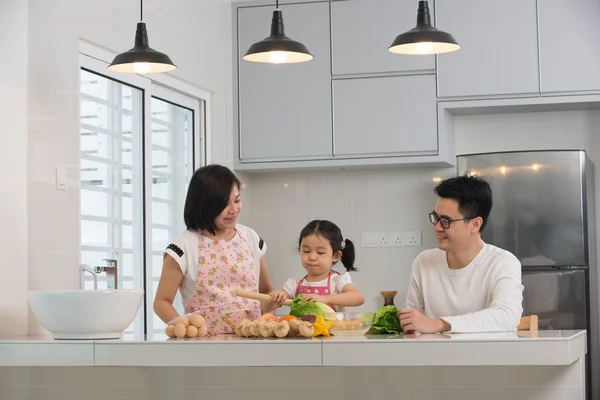 Asiático família cozinhar — Fotografia de Stock