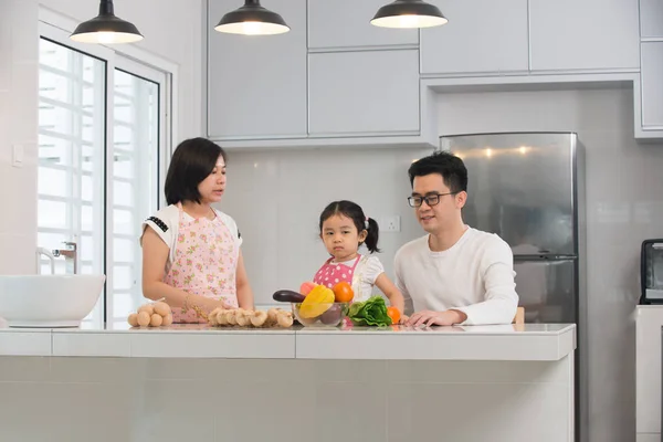 Asiatique famille cuisine — Photo