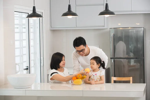 Asiatische Familienküche — Stockfoto