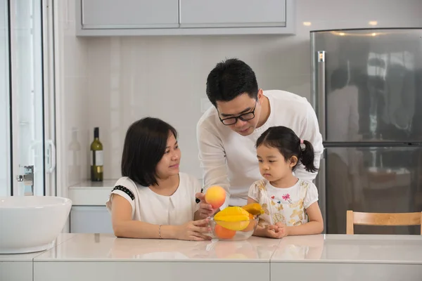 Asiatische Familienküche — Stockfoto