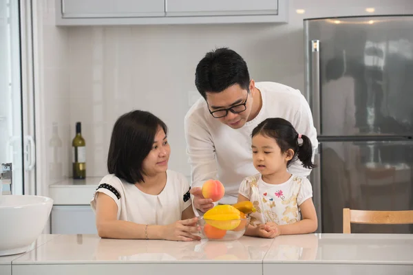 Azjatycki Gotowanie dla rodzin z dziećmi — Zdjęcie stockowe