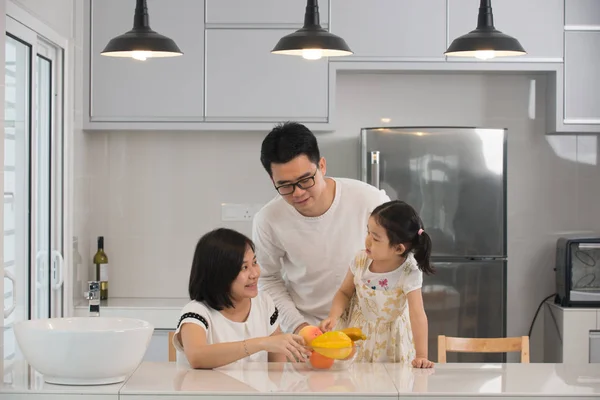 Asiático família cozinhar — Fotografia de Stock