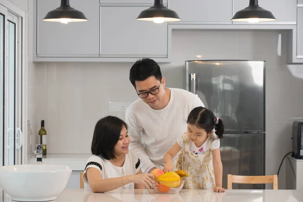 Aziatische familie koken — Stockfoto