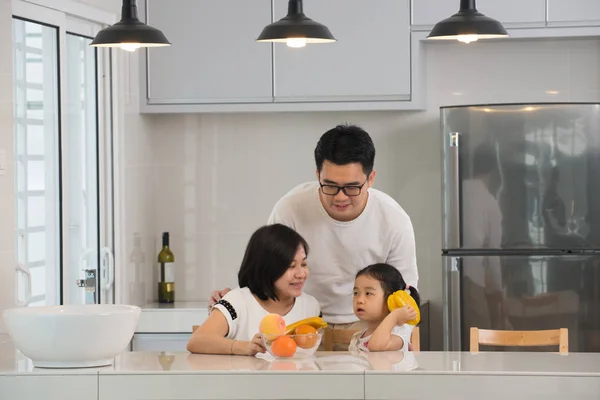 Asijské rodinné vaření — Stock fotografie