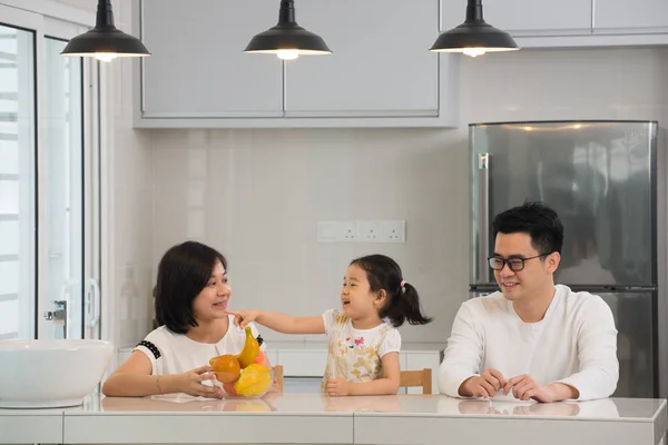 Asiático família cozinhar — Fotografia de Stock