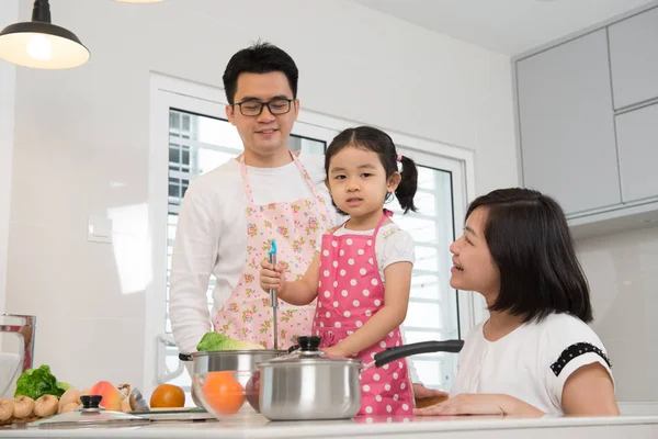 Asiático família cozinhar — Fotografia de Stock