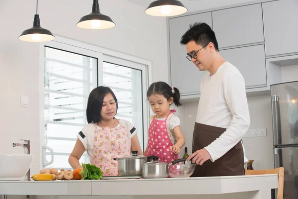 Asiatique famille cuisine — Photo