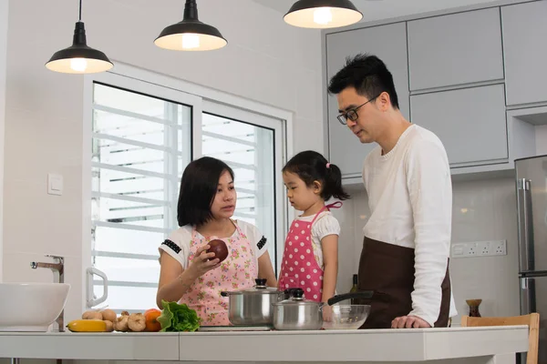 Азиатская семейная кухня — стоковое фото