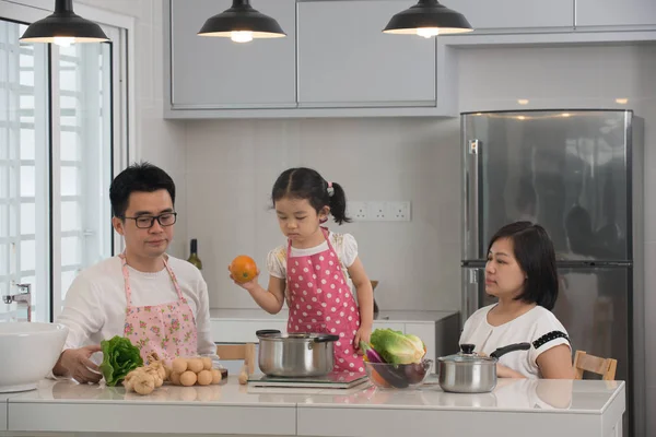 Asian family cooking — Stock Photo, Image