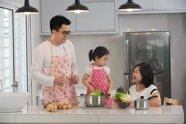 Азиатская семейная кухня — стоковое фото