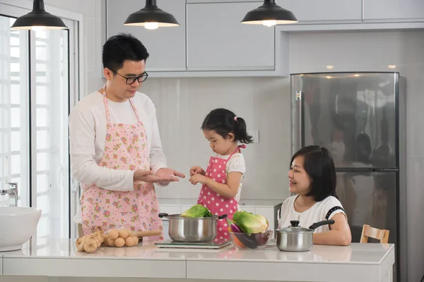 Asiatische Familienküche — Stockfoto