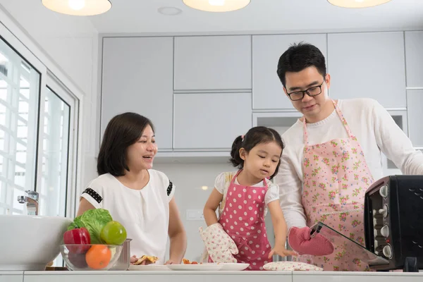 Famiglia asiatica cottura — Foto Stock