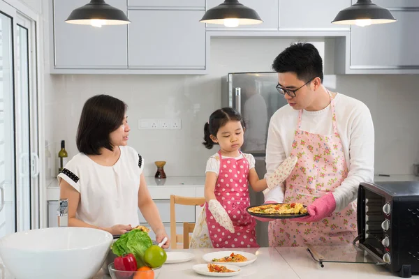 Asian family baking — Stock Photo, Image