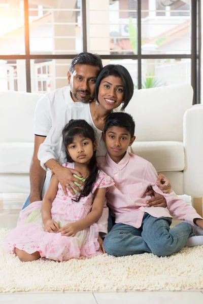 Familia india posando — Foto de Stock