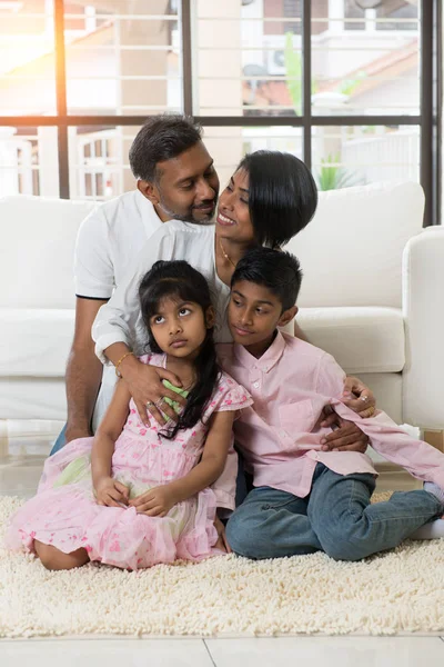Indyjski pozowanie dla rodzin z dziećmi — Zdjęcie stockowe
