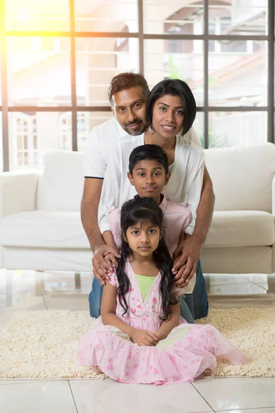 Familia india posando — Foto de Stock