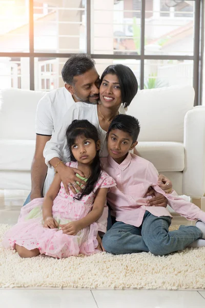 Indisk familj poserar — Stockfoto