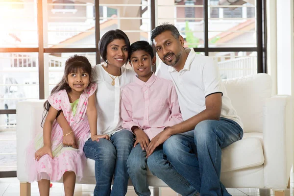 ポーズのインド家族 — ストック写真