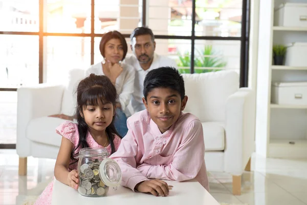 Famiglia insegnamento bambini risparmio — Foto Stock