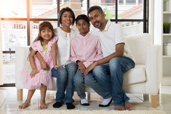 Familia india posando — Foto de Stock