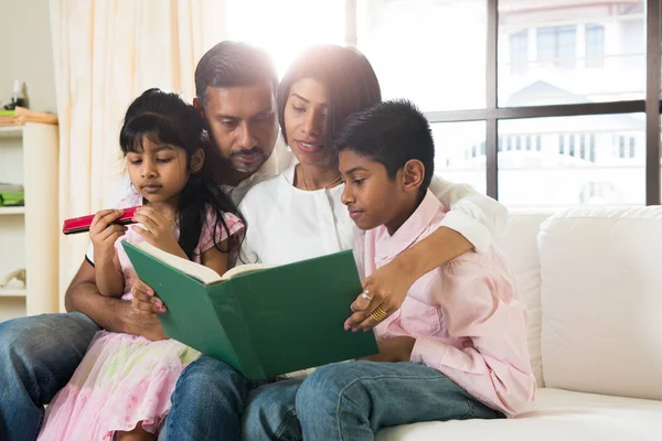 Familie liest gemeinsam ein Buch — Stockfoto