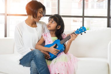 Anne ve kızı ukulele oynarken