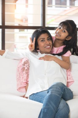 Anne kız kaynaşıyor.