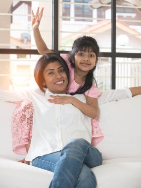 Anne kız kaynaşıyor.