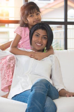 Anne kız kaynaşıyor.