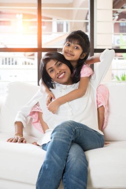 Anne kız kaynaşıyor.