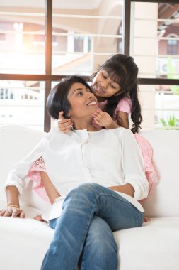 Anne kız kaynaşıyor.