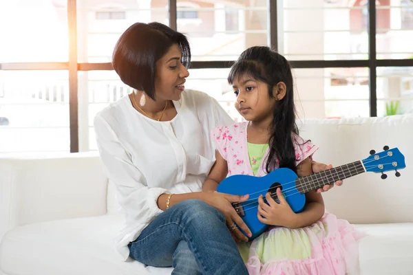 Moeder en dochter ukulele spelen — Stockfoto