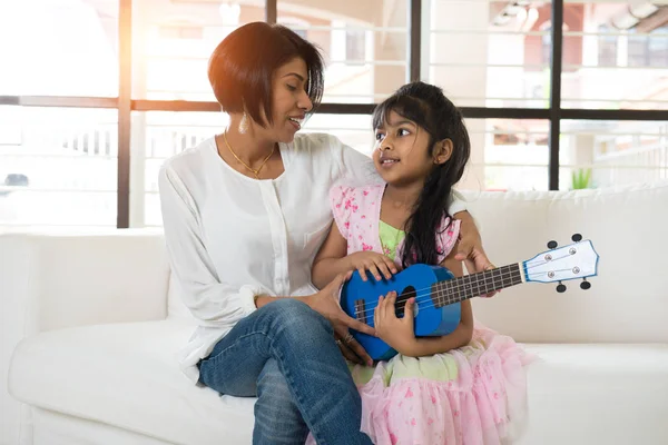 Anne ve kızı ukulele oynarken — Stok fotoğraf