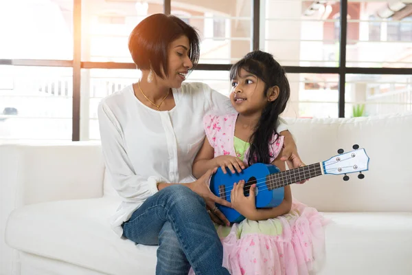 Mutter und Tochter spielen Ukulele — Stockfoto