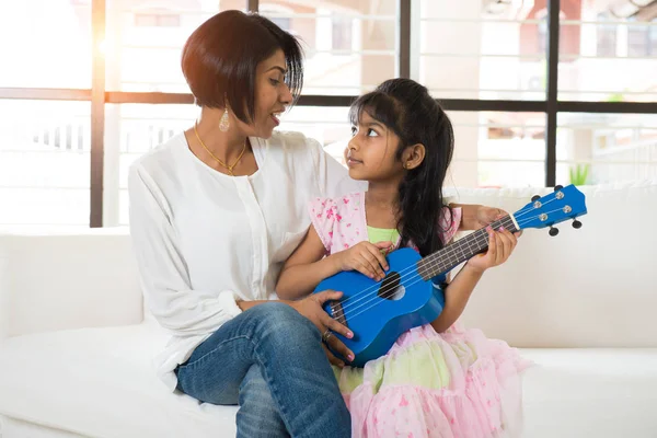 Mutter und Tochter spielen Ukulele — Stockfoto