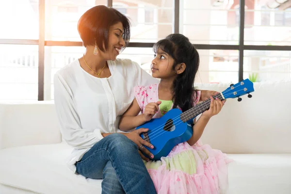 Anne ve kızı ukulele oynarken — Stok fotoğraf