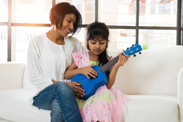 Madre e figlia giocare ukulele — Foto Stock
