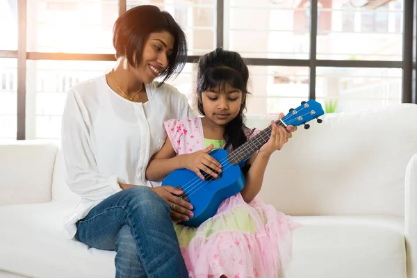 Anne ve kızı ukulele oynarken — Stok fotoğraf