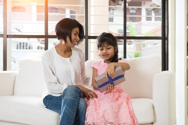 Madre e hija dando regalo — Foto de Stock