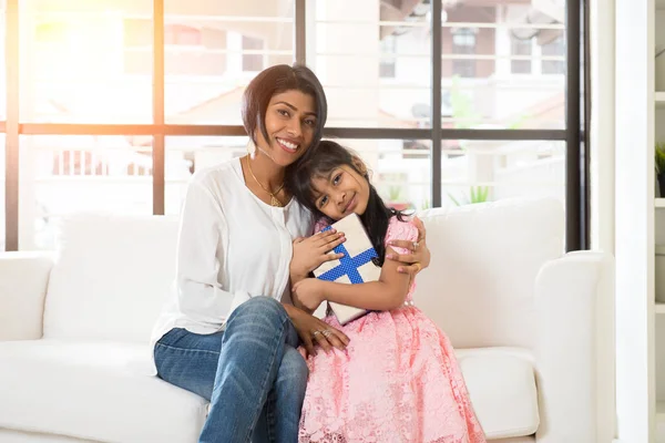 Mutter und Tochter schenken — Stockfoto