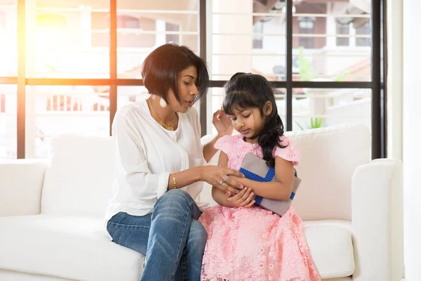 Mor och dotter ger nuvarande — Stockfoto