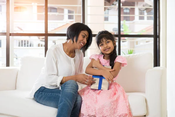 Madre e figlia dare regalo — Foto Stock