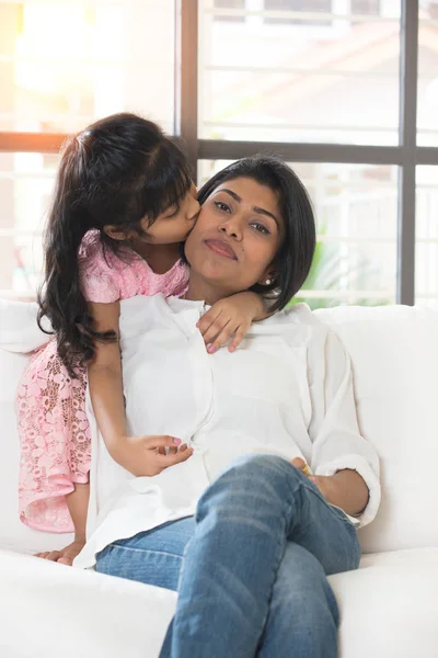 Bindung zwischen Mutter und Tochter — Stockfoto