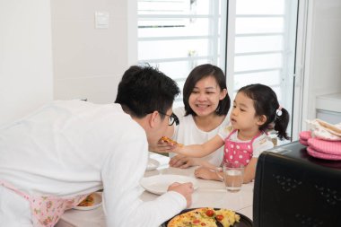 Asya aile pizza pişirme